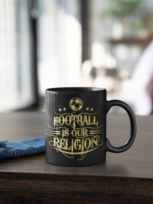 Futbalovy hrncek Football Is Our Religion na stole